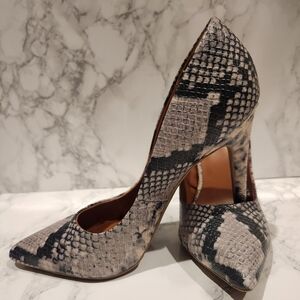 Steve Madden (SM) Size 7 Snake Skin Stilleto